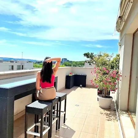 Spacious Prestige Penthouse Apartment *