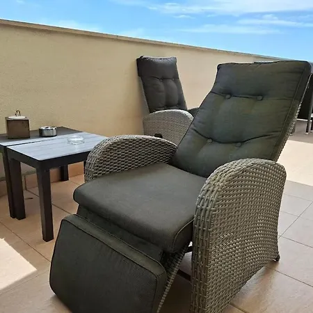 Spacious Prestige Penthouse فارنا